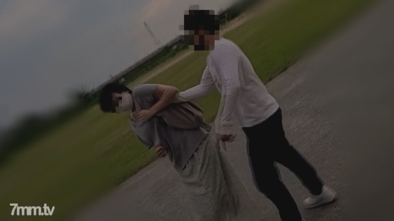 fc2-ppv 2930906 【個人】昼下がりの団地妻　想定外のチチを揉みまくる。まだ明るい時間に高架下で喉奥を犯し、子供のいる隣の部屋で他人棒で中出し。そのまま全裸でバルコニーに放り出してみました。 FC2-PPV-2930906 - ST Server(Part A)