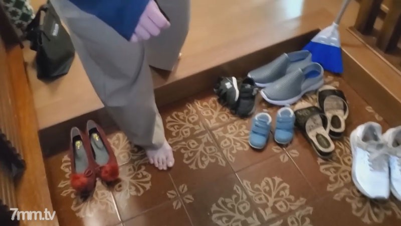 fc2-ppv 2956150 自宅訪問【個人】子供を見守る祖母の背後で震える声を殺し連続２人に中出し、、、 FC2-PPV-2956150 - AC Server(Part B)