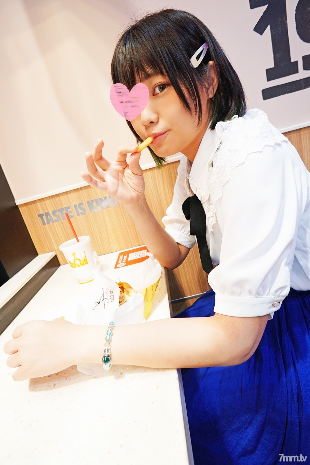 fc2-ppv 3067368 【無修正】【無許可流出】「あ゛ぁ...出ちゃうぅ♡」人気洋食屋さんの学生アルバイトが涙の初潮吹き！エッチの経験が少ないウブなアソコから溢れる愛液。夏休みにチンポを咥えてしょう女は大人へと成長していく. FC2-PPV-3067368 - AC Server